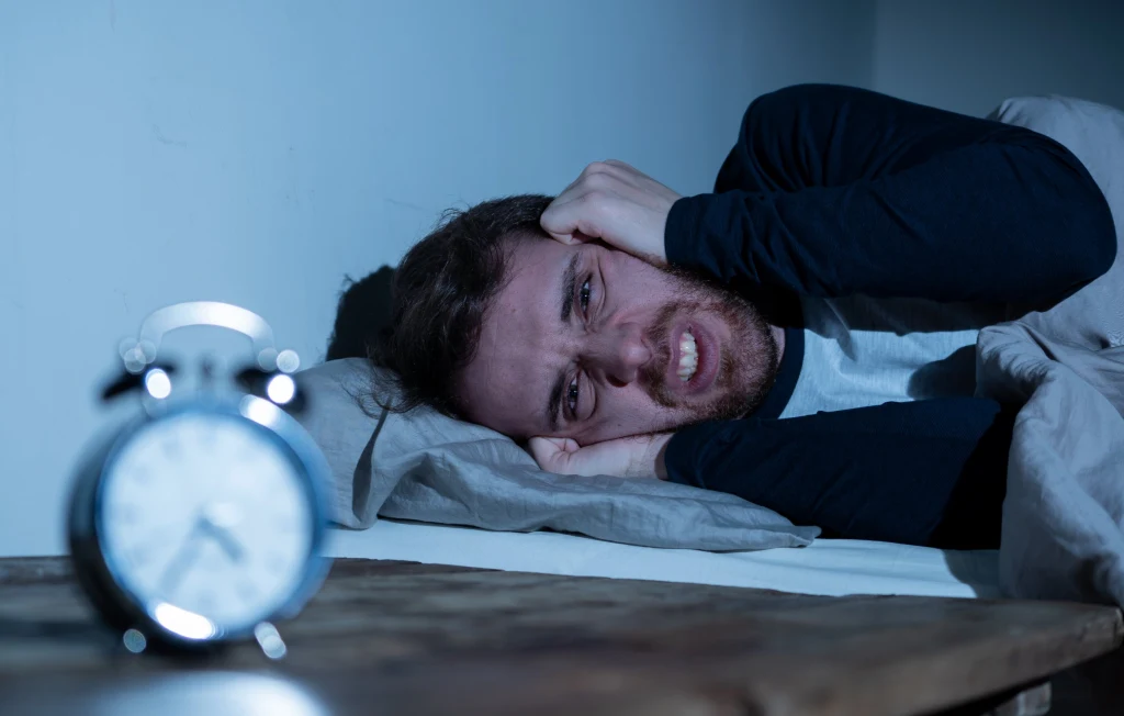 Nocne ataki paniki wybudzają ze snu, powodują lęk, przyspieszone bicie serca i ucisk w klatce piersiowej Nocne ataki paniki wybudzają ze snu, powodują lęk, przyspieszone bicie serca i ucisk w klatce piersiowej