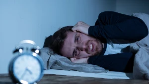 Nocne ataki paniki wybudzają ze snu, powodują lęk, przyspieszone bicie serca i ucisk w klatce piersiowej