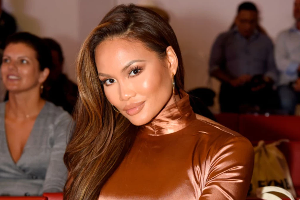 Daphne Joy zapozowała na tle lazurowej wody w kusej górze od bikini