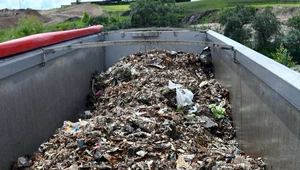 Przy granicy zatrzymano nielegalny transport 26 ton odpadów z Niemiec