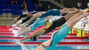 Pływaczki wskakujące do wody