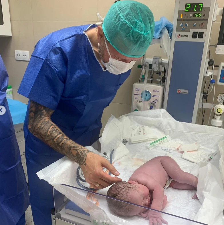 Małgorzata Rozenek-Majdan opublikowała zdjęcie Radka i Henryczka na porodówce @m_rozenek/