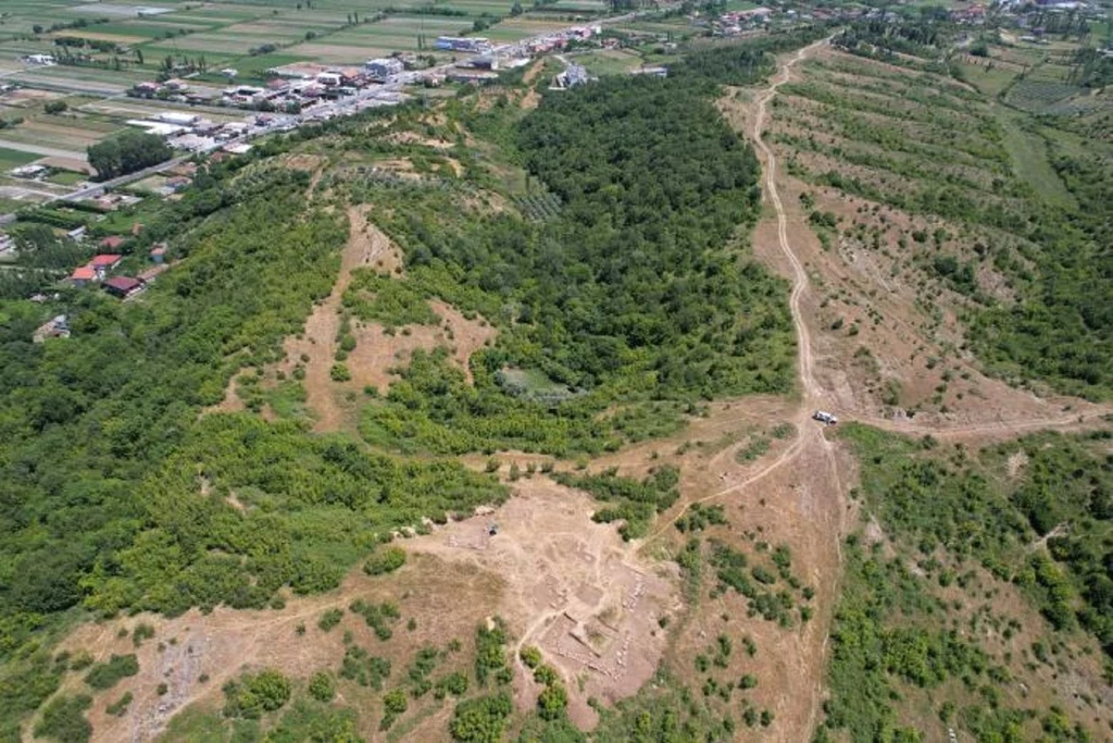 Wzgórze obok wsi Bushat w czasie badań archeologicznych /  fot. naukawpolsce.pl