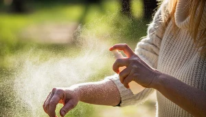 Wychodząc do lasu czy parku należy pamiętać o odpowiednim ubiorze oraz spryskaniu się środkami ochronnymi