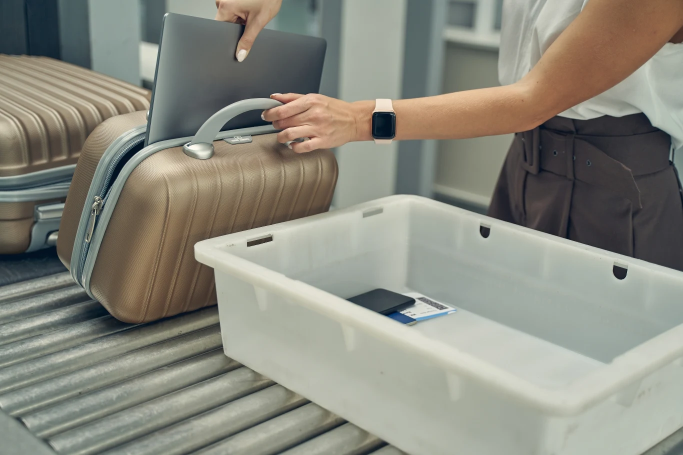 Przedmioty takie jak laptop, aparat, powerbank powinniśmy spakować do bagażu podręcznego, lub torby, którą zabierzemy ze sobą na pokład Przedmioty takie jak laptop, aparat, powerbank powinniśmy spakować do bagażu podręcznego, lub torby, którą zabierzemy ze sobą na pokład