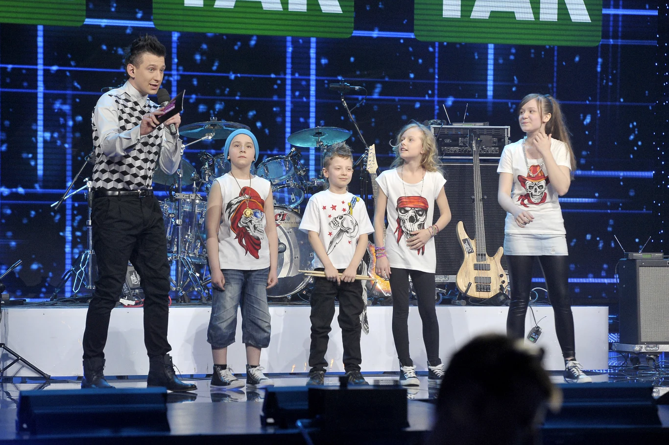 Janek Kulik (w środku) z grupą Little Breaver w programie "Must Be The Music" w Polsacie, z lewej prowadzący Maciek Rock