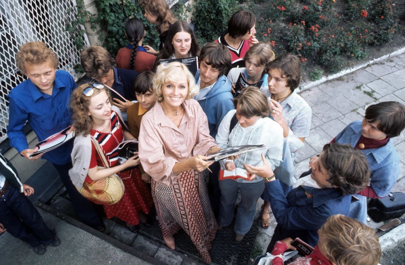 Od 1968 roku była członkinią trio Golden Kids - wraz z Martą Kubišovą oraz Václavem Neckářem. Zespół rozpadł się zaledwie dwa lata później z powodu nieprzychylności władz komunistycznych do Kubišovej. Tak zaczęła się jej solowa kariera - przez całe lata 70. Vondráčková zjeździła z koncertami niemal każdy zakątek świata, od Europy przez Stany Zjednoczone, aż po Japonię czy Australię. Na zdjęciu w 1978 roku, przed Festiwalem w Sopocie.