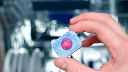 Jak wykorzystać tabletki do zmywarki?