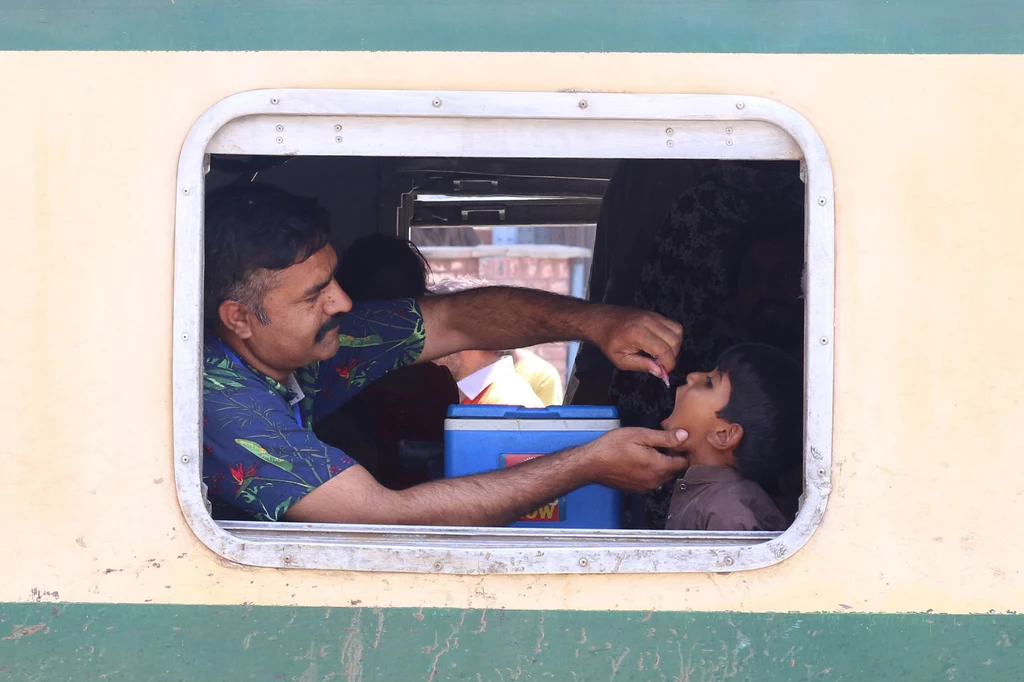 Szczepienie przeciw polio preparatem doustnym, 23 maja 2022 w Pakistanie. To jeden z niewielu krajów, gdzie zdarzają się jeszcze przypadki zakażeń