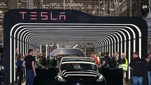 Elon Musk (P) na otwarciu gigafabryki Tesli w Gruenheide, na południowy wschód od Berlina, 22 marca 2022 r.