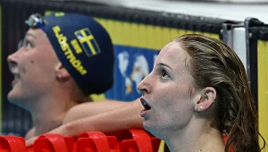 Mollie O'Callaghan, a w tle Sarah Sjoestroem