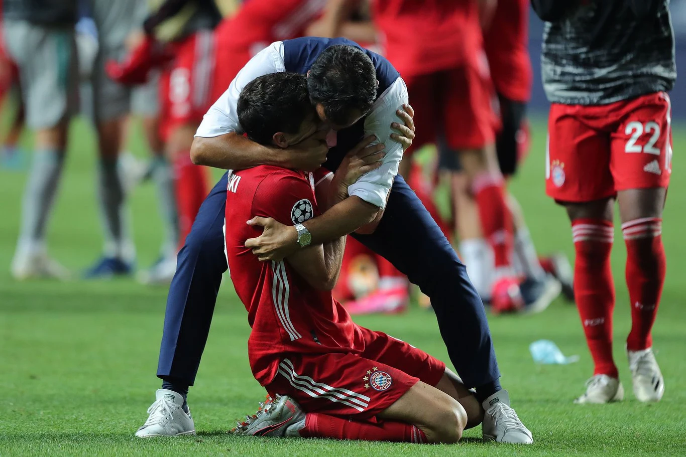Robert Lewandowski w objęciach Hasana Salihamidžicia Robert Lewandowski w objęciach Hasana Salihamidžicia