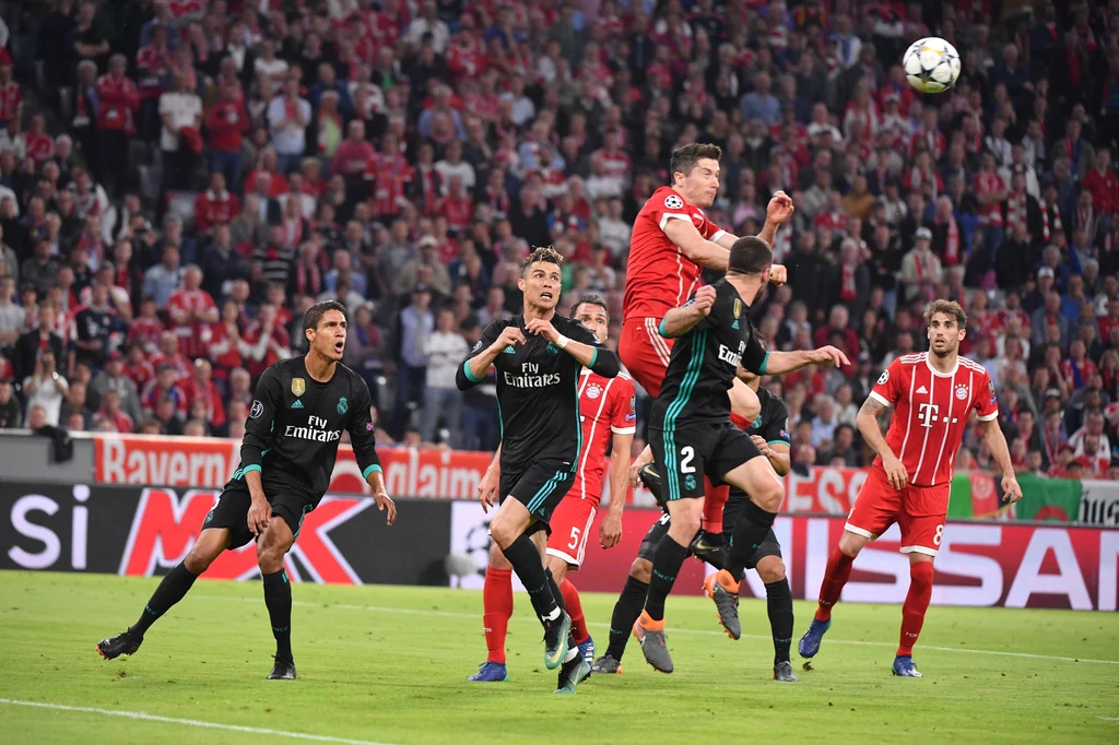 Robert Lewandowski (w powietrzu) i Cristiano Ronaldo (z lewej)