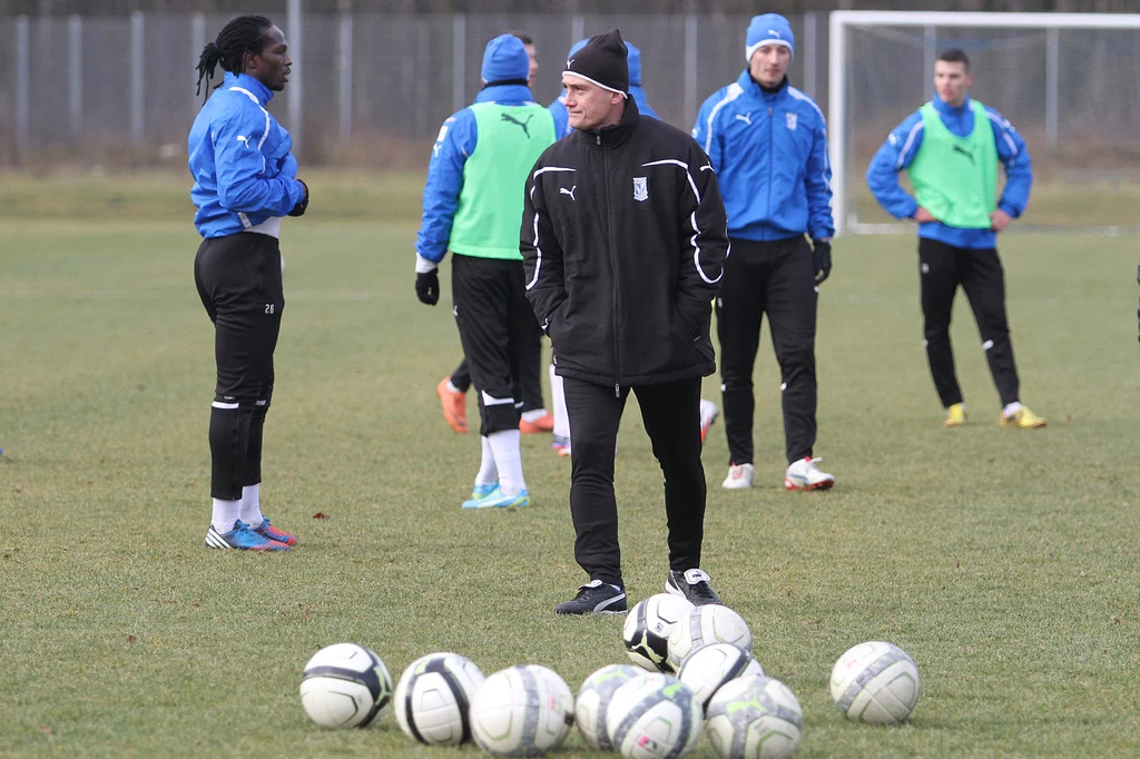 Styczeń 2013. Mariusz Rumak prowadzi trening Lecha, za nim - Łukasz Trałka