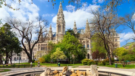 Wiedeń to jedno z miast, do którego dojazd z Polski kosztuje mniej niż 80 zł. 