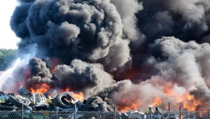 Groźny pożar śmieci w Lęborku. Płonęły opony, plastiki i pianki do demontażu
