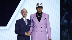 Draft NBA. Jeremy Sochan odbiera gratulacje od komisarza ligi Adama Silvera