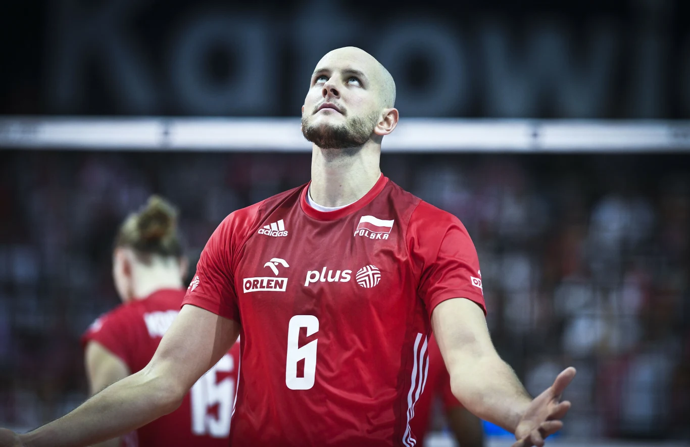 Bartosz Kurek. W maju został wybrany nowym kapitanem siatkarskiej reprezentacji Polski, która na jesień miała bić się o najwyższe cele. Skończyło się na brązie w Lidze Narodów oraz srebrnym medalu mistrzostw świata, podczas których Bartosz Kurek został wybrany najlepszym atakującym. 34-latek kolejny raz pokazał klasę, zwłaszcza w trudnych momentach, stając się przy tym jednym z najbardziej utytułowanych siatkarzy w naszej historii.