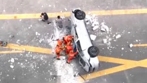 Samochód elektryczny firmy Nio wyjechał przez okno podczas jazdy testowej