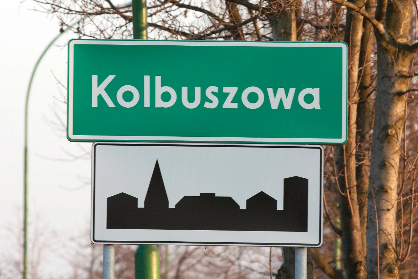 Widzisz znak D-42, zwolnij do 50 km/h. To obszar zabudowany Widzisz znak D-42, zwolnij do 50 km/h. To obszar zabudowany