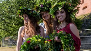 Wianki Kraków 2022 to wyjątkowe wydarzenie. Co się będzie działo i kto wystąpi na Wiankach w Krakowie? Podajemy program imprezy