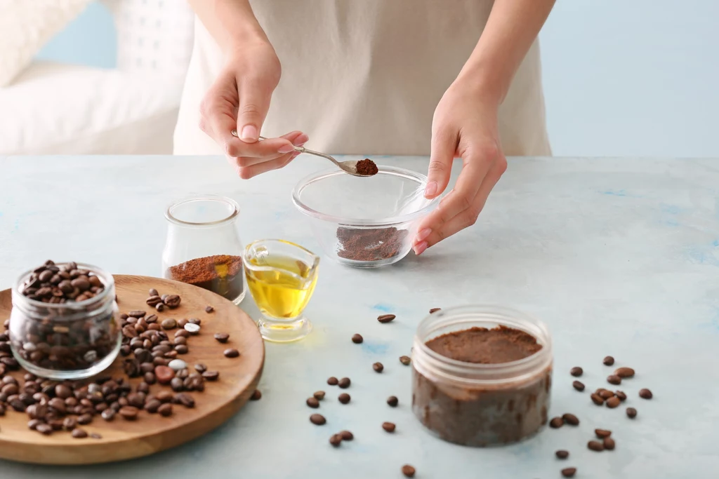 Zmielone ziarna kawy można wymieszać m.in. z miodem lub oliwą z oliwek