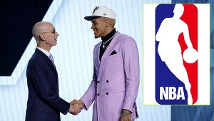 Jeremy Sochan (po prawej) przywitany przez Adama Silvera komisarza ligi NBA