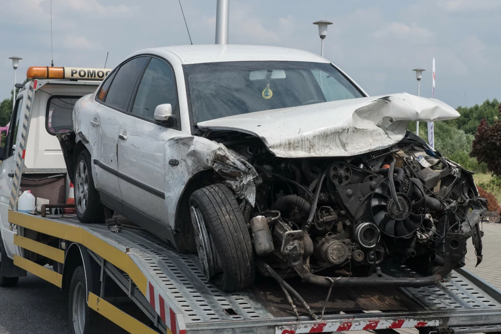 Są proste sposoby, żeby sprawdzić, czy auto jest powypadkowe. Dobry mechanik bez problemu w tym pomoże.