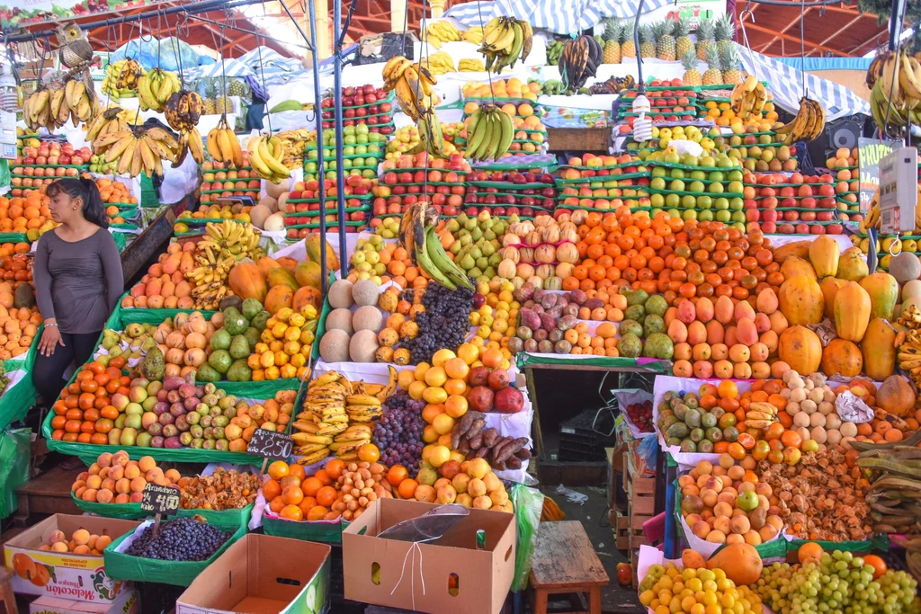 W egzotycznych krajach lepiej unikać surowych owoców i warzyw