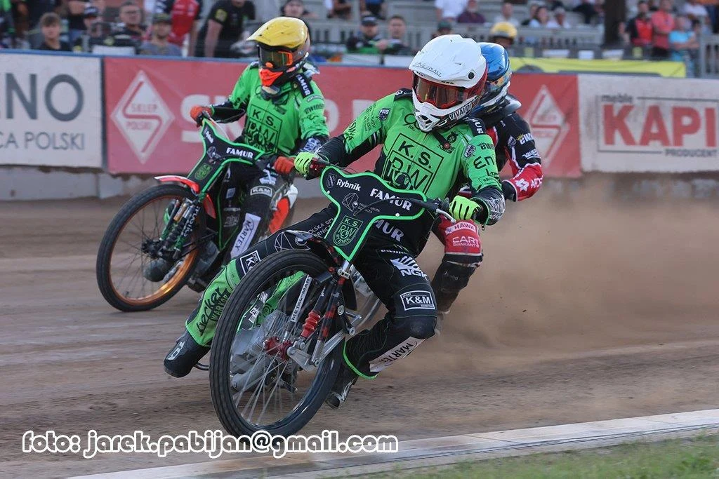 Patryk Wojdyło w kasku białym