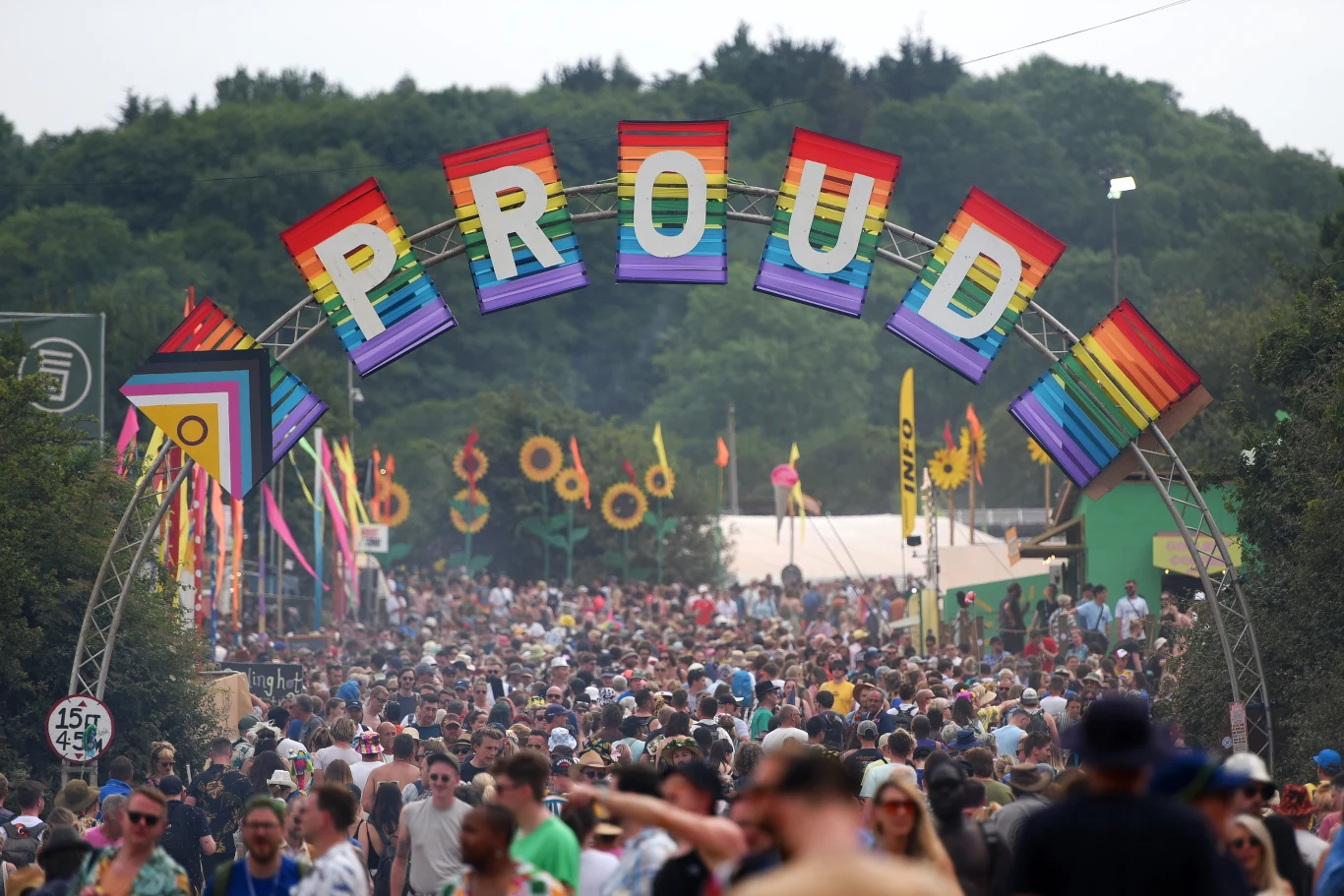 Ostatni raz Glastonbury odbyło się w 2019 roku, następnie z powodu szalejącej na świecie pandemii koronawirusa, organizatorzy odwoływali dwukrotnie wydarzenie. Emily i Michael Elvis zapewnili, że powrót po pandemicznej przerwie odbędzie się w spektakularnym stylu. Ostatni raz Glastonbury odbyło się w 2019 roku, następnie z powodu szalejącej na świecie pandemii koronawirusa, organizatorzy odwoływali dwukrotnie wydarzenie. Emily i Michael Elvis zapewnili, że powrót po pandemicznej przerwie odbędzie się w spektakularnym stylu.