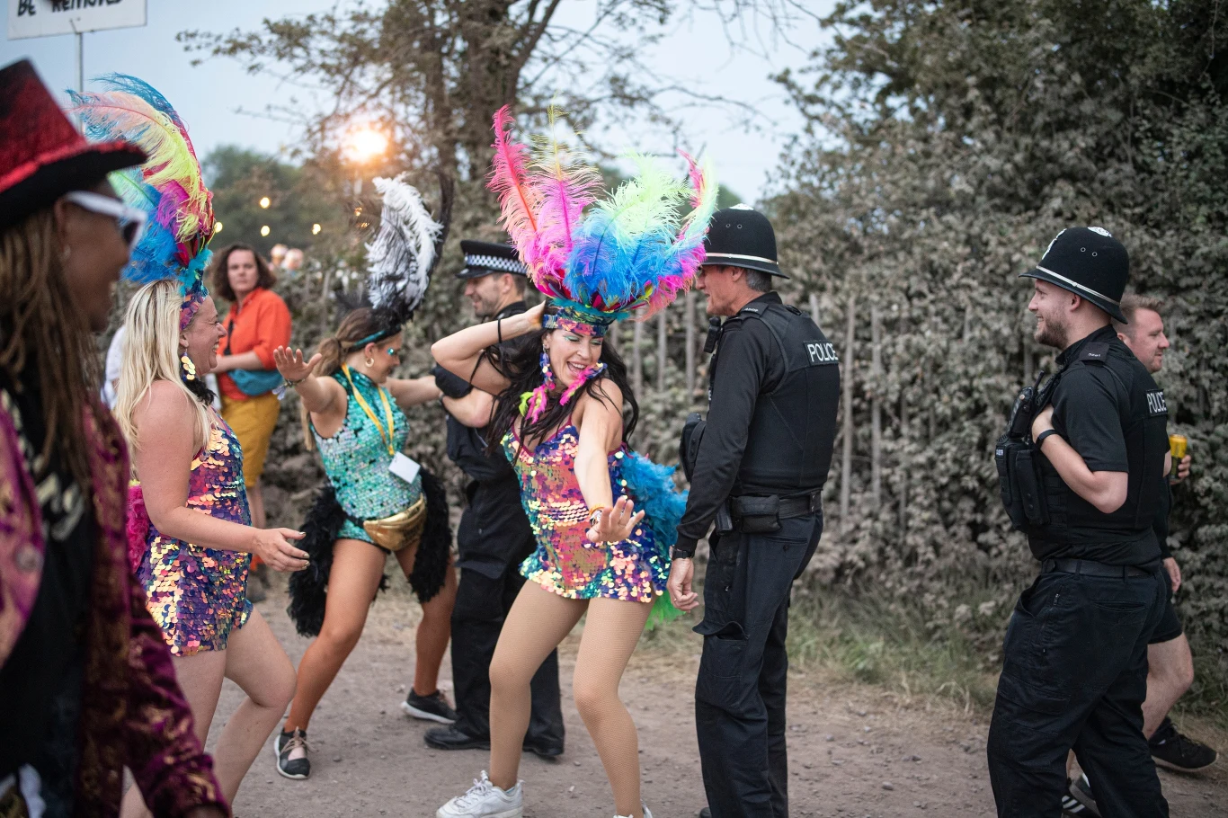 Policja i uczestnicy festiwalu Glastonbury. Policja i uczestnicy festiwalu Glastonbury.