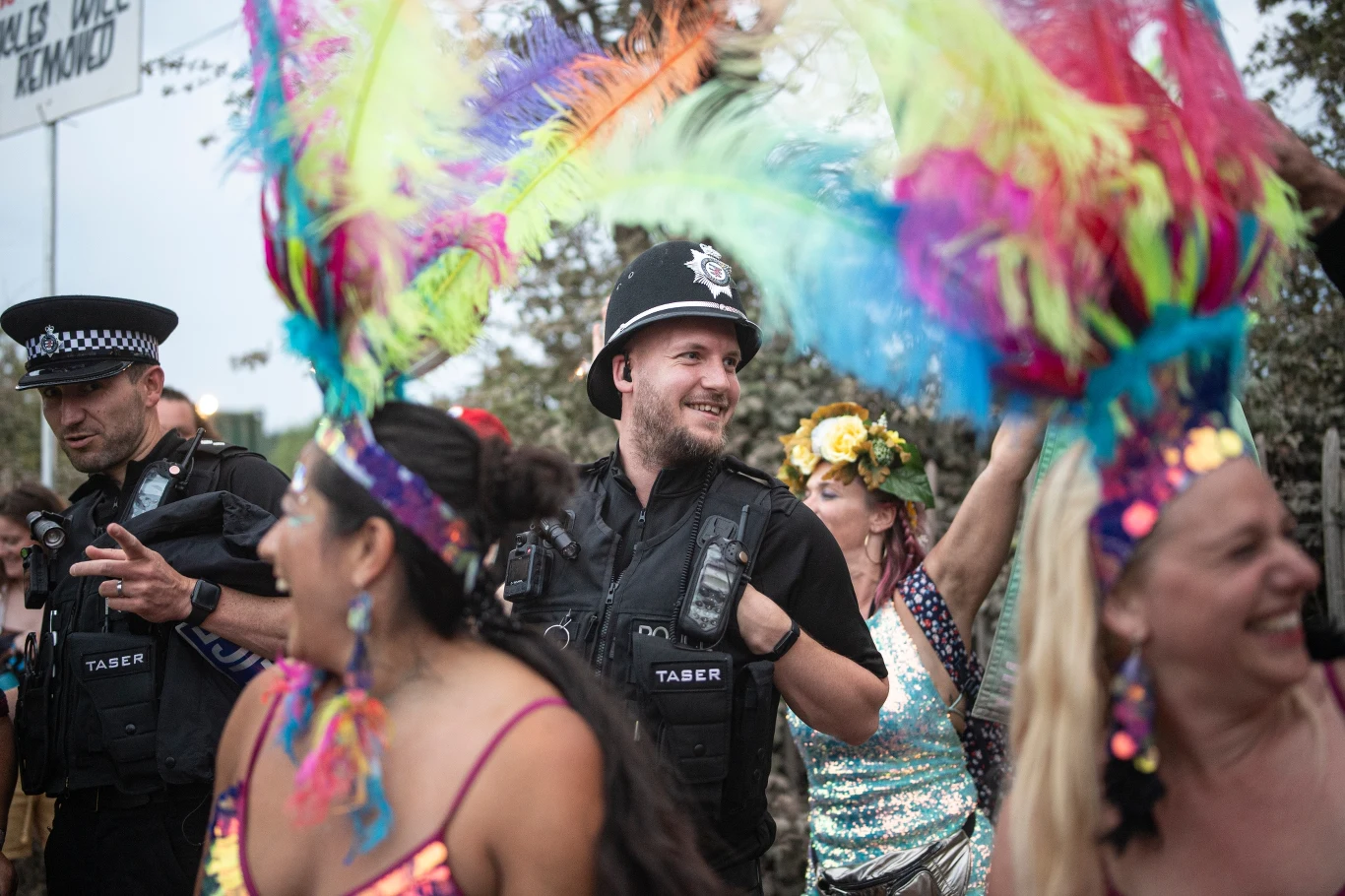Policjanci wśród festiwalowiczów Festiwalu Glastonbury. W ostatnich latach wielokrotnie zdarzało się, że funkcjonariusze będący na terenie wydarzenia podbijają sieć, dając się porwać muzyce podczas koncertów. Policjanci wśród festiwalowiczów Festiwalu Glastonbury. W ostatnich latach wielokrotnie zdarzało się, że funkcjonariusze będący na terenie wydarzenia podbijają sieć, dając się porwać muzyce podczas koncertów.