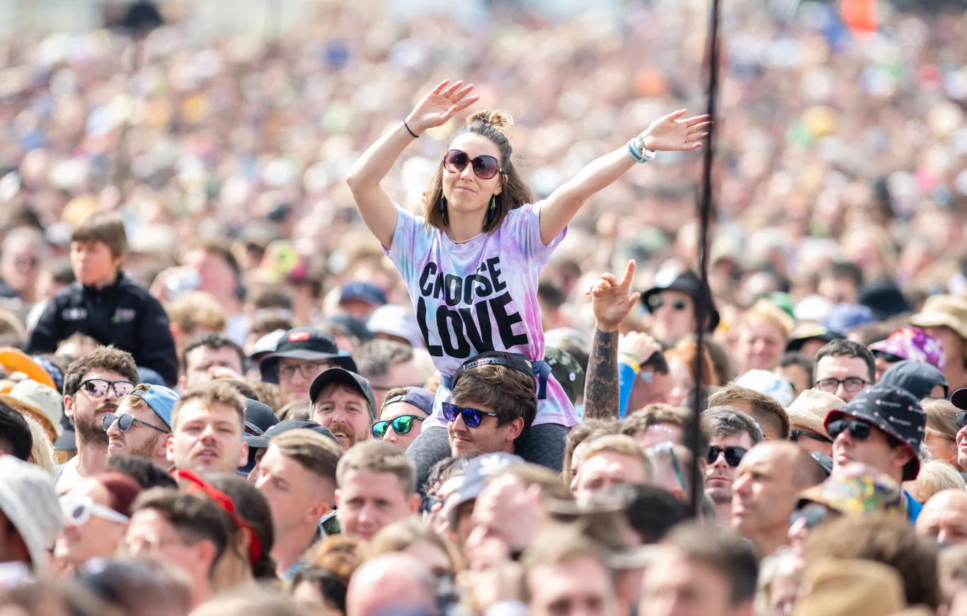 Glastonbury stało się jednym z najważniejszych wydarzeń popkulturowych w Wielkiej Brytanii i na świecie. Patronem medialnym wydarzenia jest BBC, która również transmituje poszczególne koncerty. Glastonbury stało się jednym z najważniejszych wydarzeń popkulturowych w Wielkiej Brytanii i na świecie. Patronem medialnym wydarzenia jest BBC, która również transmituje poszczególne koncerty.