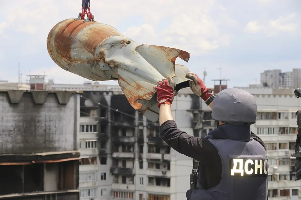 Ukraińcy wyciągają niewybuch rosyjskiej bomby lotniczej FAB500 z budynku mieszkalnego w Charkowie Ukraińcy wyciągają niewybuch rosyjskiej bomby lotniczej FAB500 z budynku mieszkalnego w Charkowie