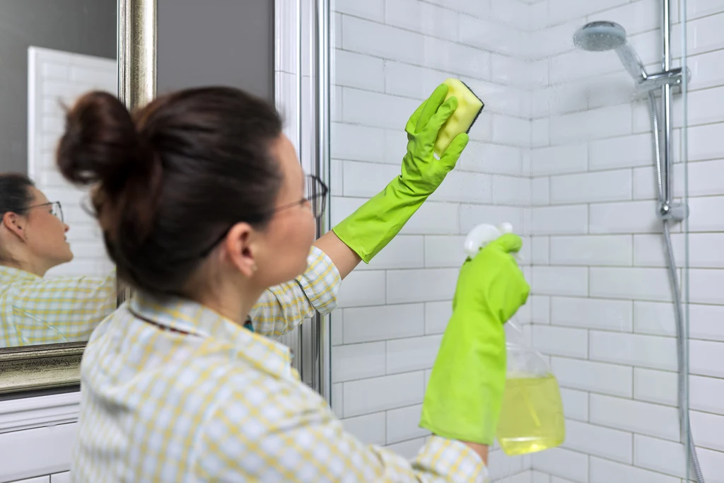 Za pomocą domowych specyfików umyjesz dokładnie całą kabinę prysznicową