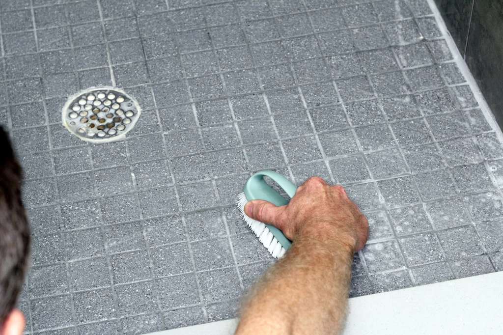 Prysznic wymaga systematycznego mycia, aby nie powstawały na nim zacieki i brud