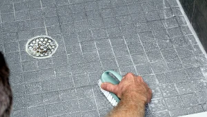 Raz w tygodniu wrzuć to do brodzika. Zapomnisz o zatkanym odpływie