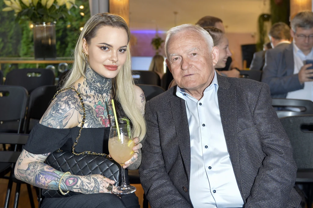 Monika Miller z dziadkiem na aukcji charytatywnej "Lepsze jutro dla Ukrainy"
