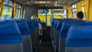 Zdaniem ekspertów wykluczenie komunikacyjne ogółem się pogłębia, lecz niektóre gminy walczą, by transport zbiorowy był jednak dostępny