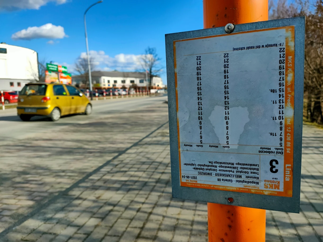Auto często staje się koniecznością, by dostać się z miasta nawet do pobliskiej wsi