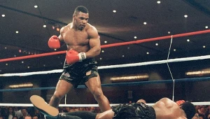 Zdjęcie wykonane 22 listopada 1986 roku w Las Vegas. Mike Tyson rozprawia się z mistrzem wagi ciężkiej Trevorem Berbickiem przez nokaut w drugiej rundzie i zostaje najmłodszym mistrzem świata wagi ciężkiej w historii.