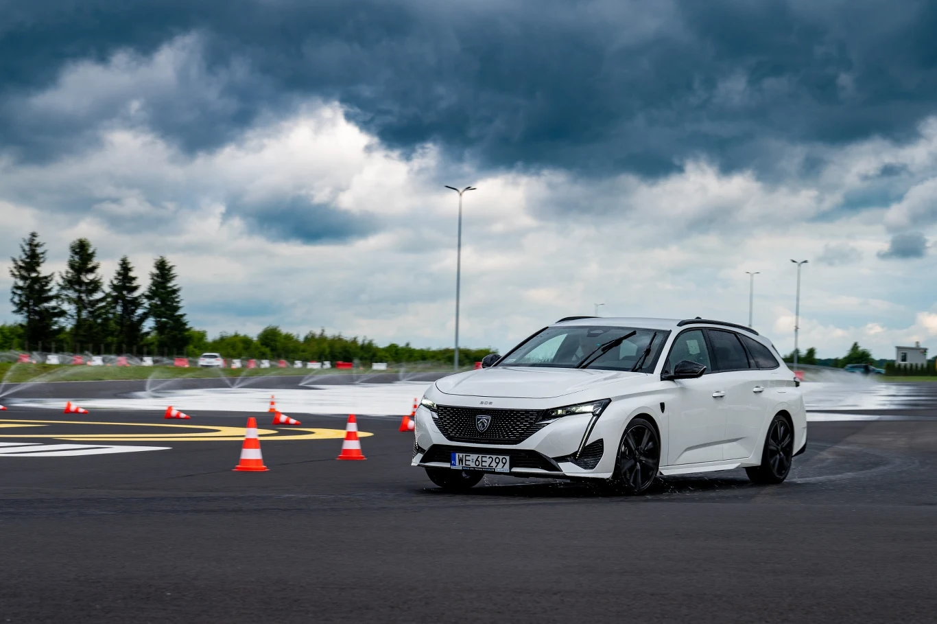 Peugeot 308 SW na torze Drive Land