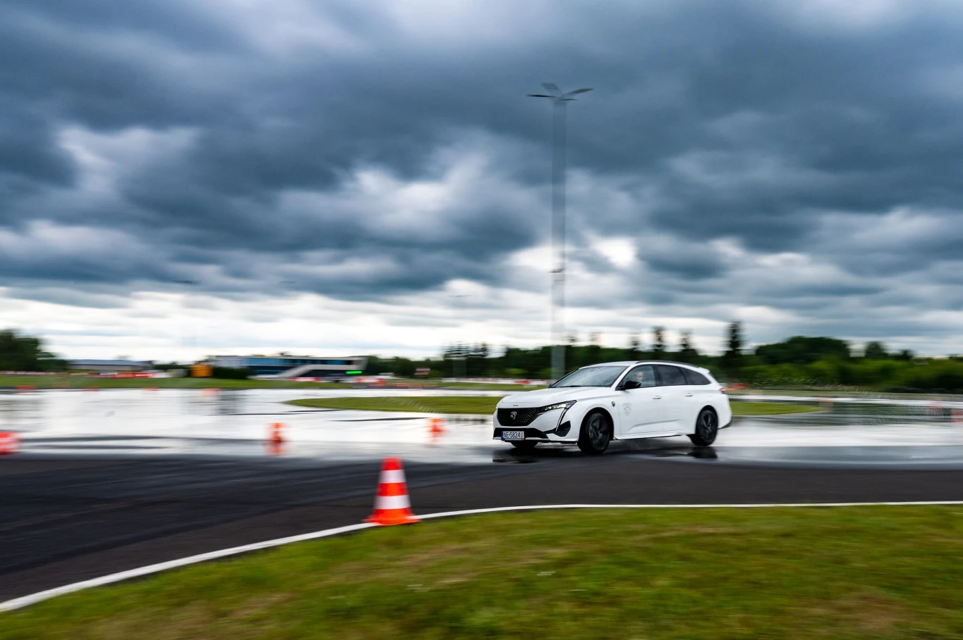 Peugeot 308 SW na torze Drive Land