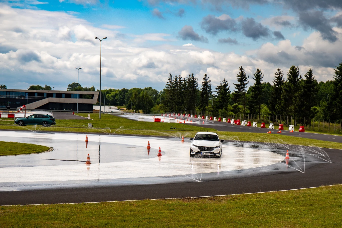 Peugeot 308 SW na torze Drive Land