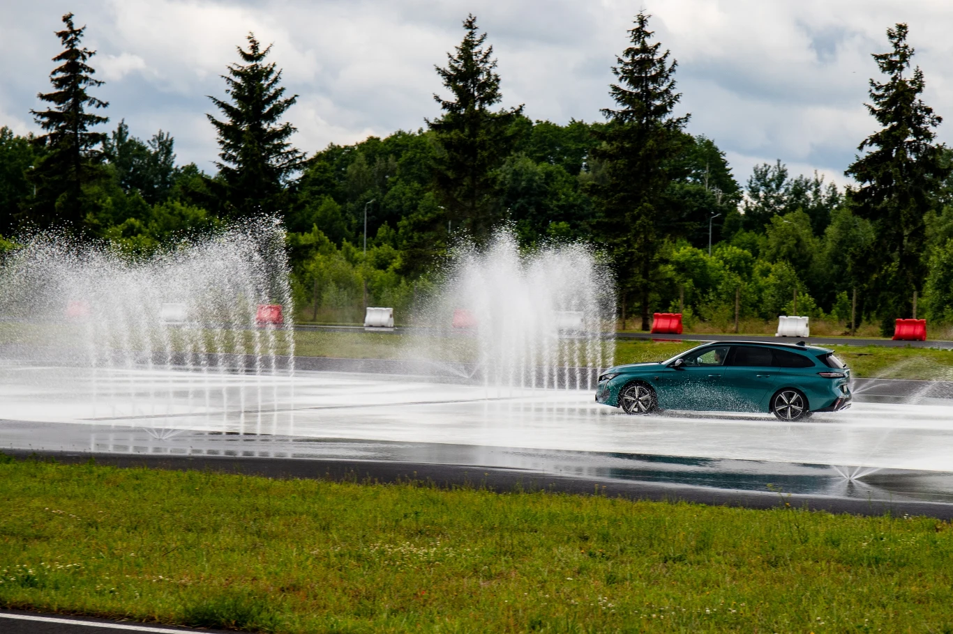Peugeot 308 SW na torze Drive Land