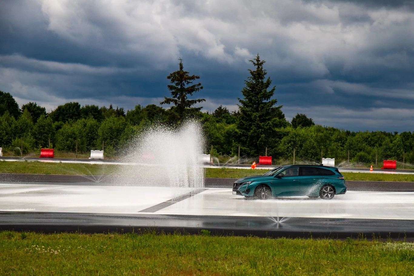 Peugeot 308 SW na torze Drive Land
