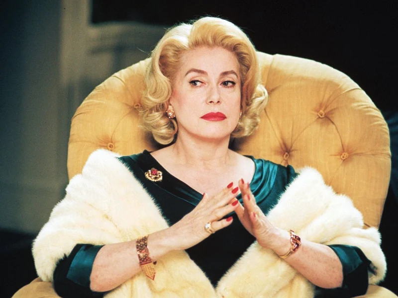 CatrIne Deneuve w filmie 8 KOBIET CatrIne Deneuve w filmie 8 KOBIET
