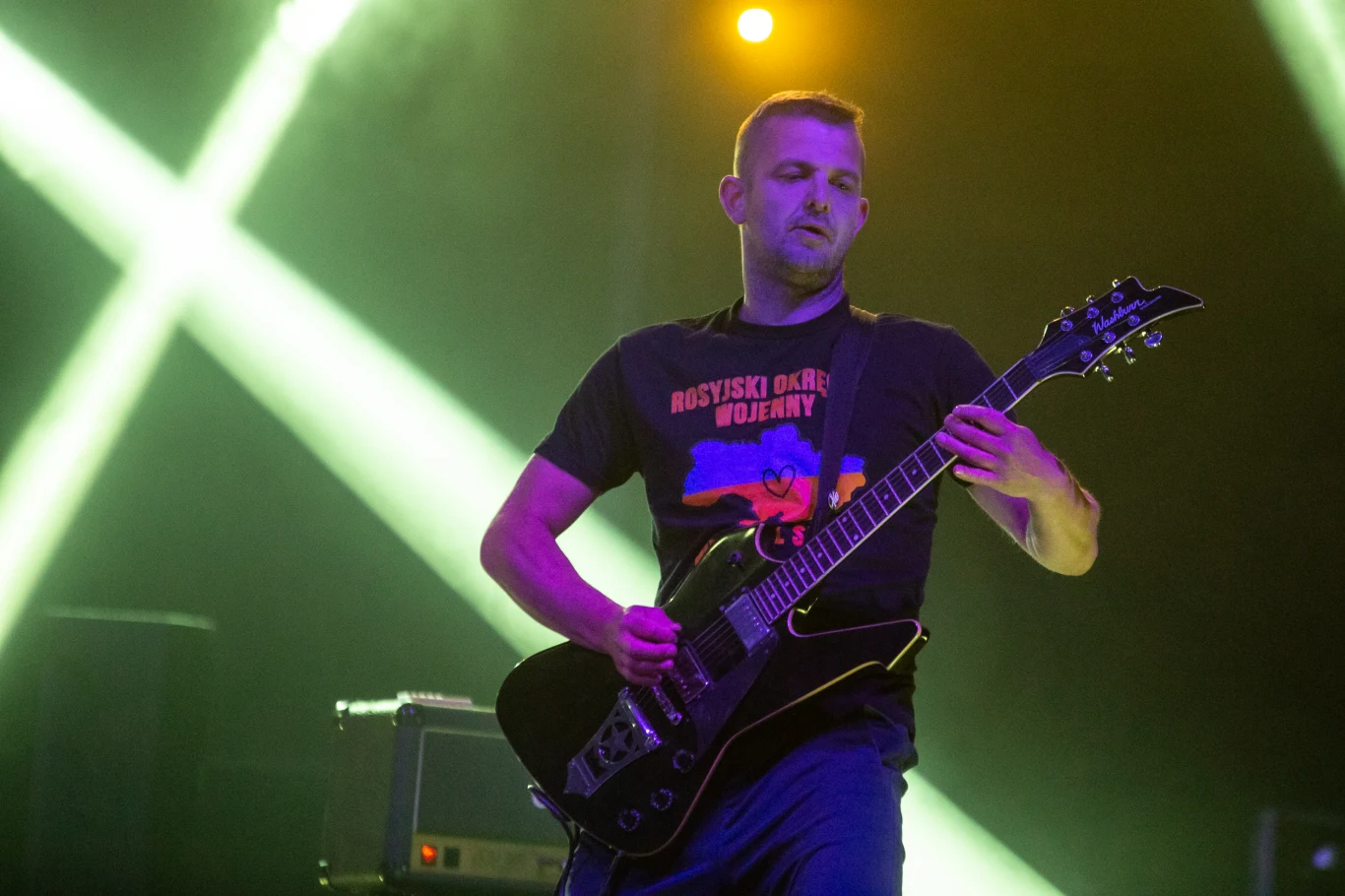 Po płycie "Poeci wyklęci" (2013) grupa poszła w rozsypkę. Cztery lata później Bzyk z kolegami powrócił w zmienionym po raz kolejnym składzie. U boku liderów pojawili się Jacek Hiro (gitarzysta znany z metalowych formacji Sceptic, Virgin Snatch, Vader, Dies Irae, Decapitated, Corruption, Kat & Roman Kostrzewski), perkusista Jacek Dębski, basista Paweł Kolasa i Marcin "DJ Przeplach" Przeplasko (gramofony, sampler).