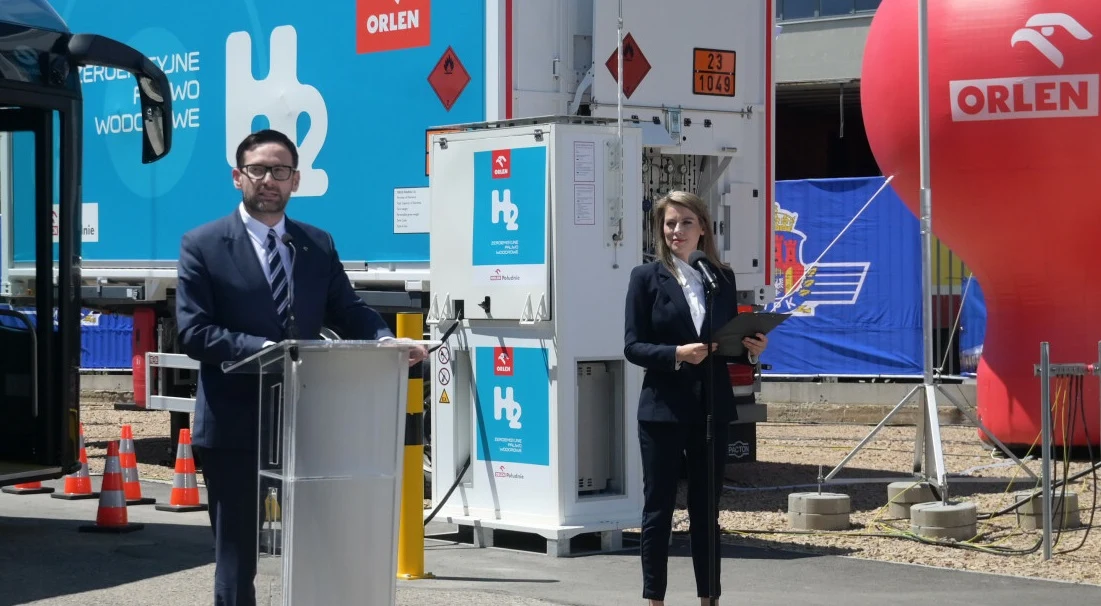 Daniel Obajtek przemawia na otwarciu stacji tankowania wodoru w Krakowie